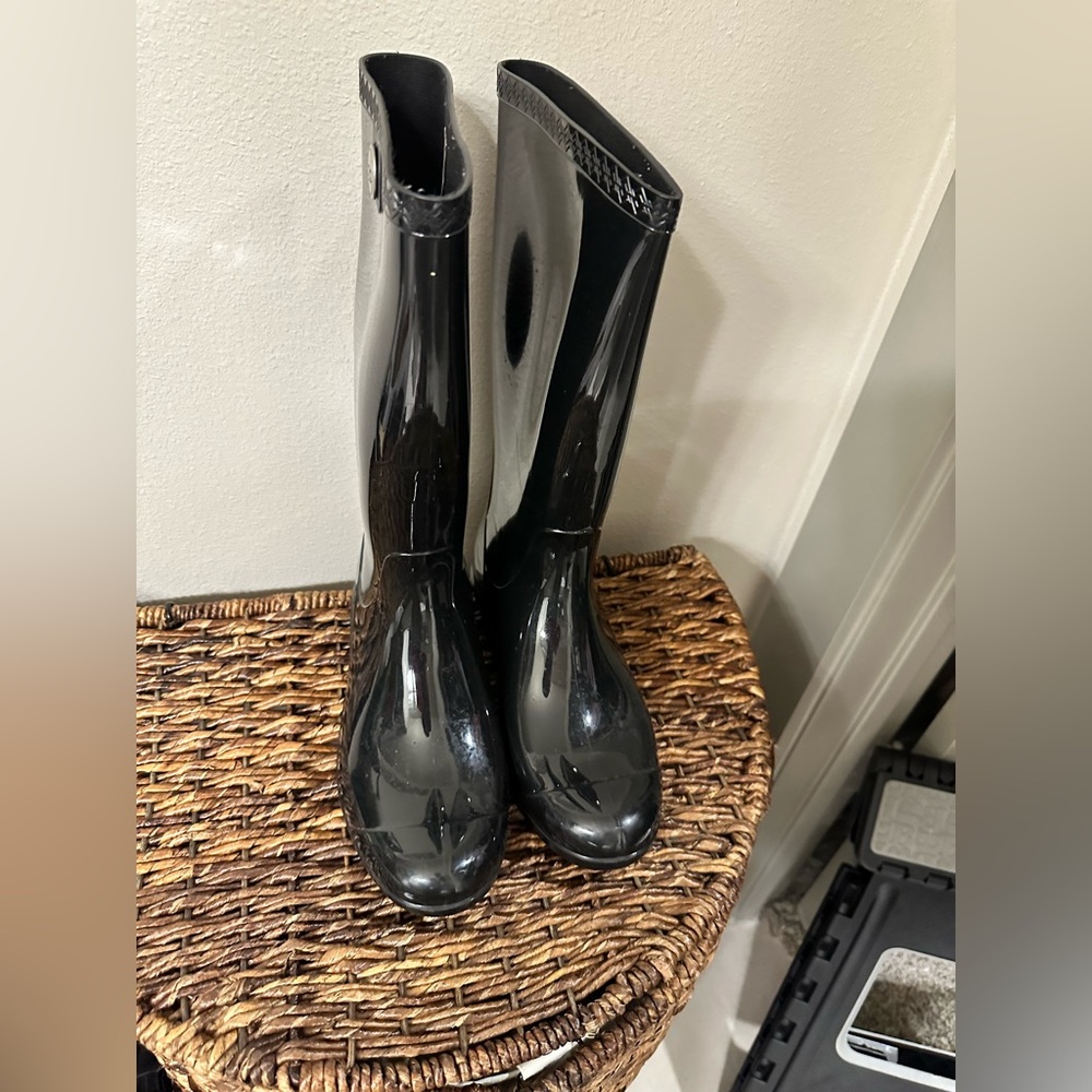 Ugg rain boots size 8
